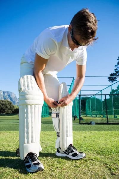 Cricket spiller iført knæskalle - Stock-foto