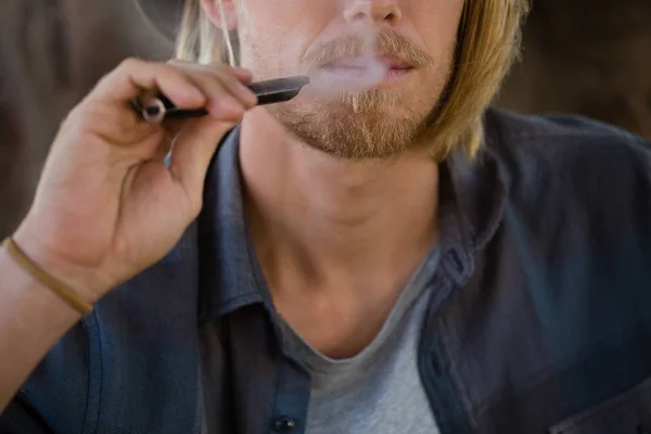 Man die een elektronische sigaret roken — Stockfoto