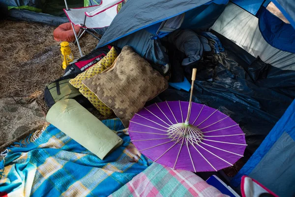 Campingausrüstung im Park — Stockfoto