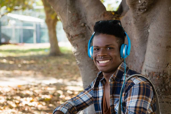Man with headphones listening to music — Stock Photo, Image