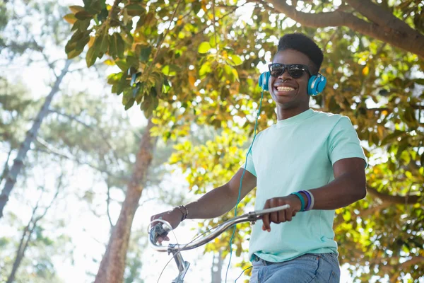 Man met koptelefoon op de fiets — Stockfoto