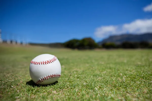 М'яч на бейсбольному полі проти неба — стокове фото