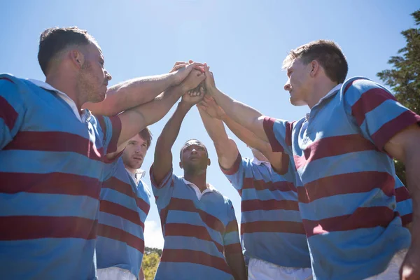 Rugby team with arms raised — Stock Photo, Image