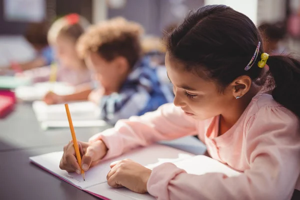 Uppmärksamma Skolflicka gör hennes läxor — Stockfoto