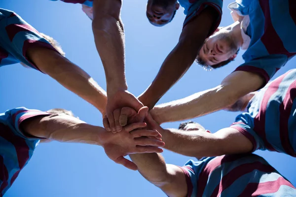 Rugby equipo cogido de la mano — Foto de Stock
