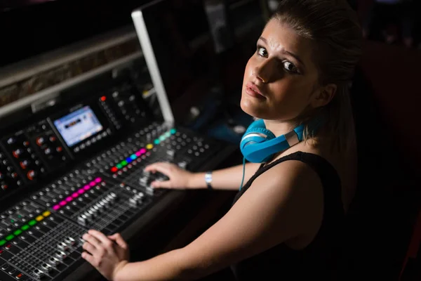 Ingeniera de audio femenina usando mezclador de sonido —  Fotos de Stock