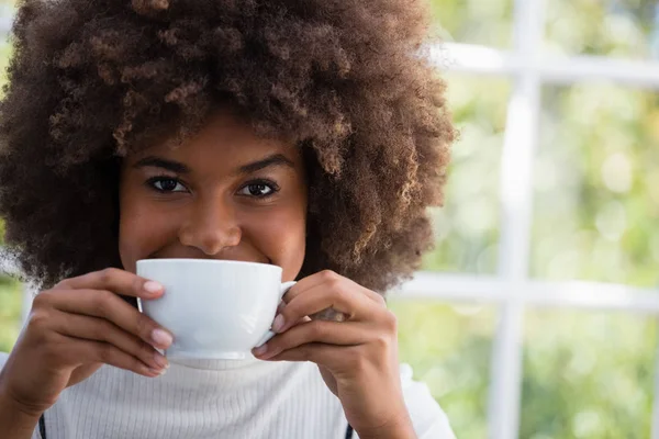 Smiling woman having coffee in cafe — Stock Photo, Image