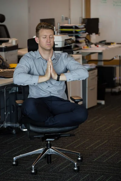 Meditación ejecutiva en el escritorio — Foto de Stock