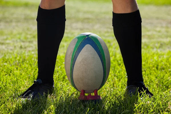 Jogador de rugby em pé por bola — Fotografia de Stock