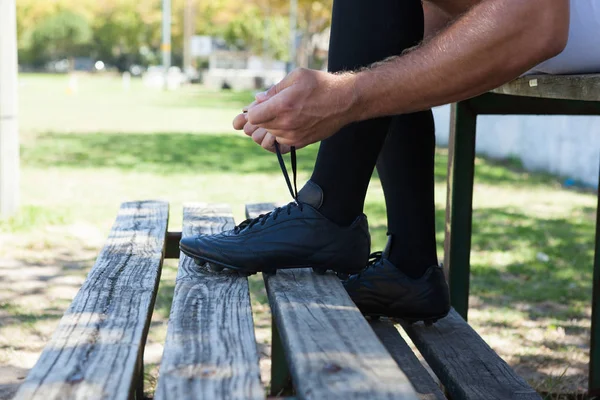 Rugby player tying shoes — Stock Photo, Image