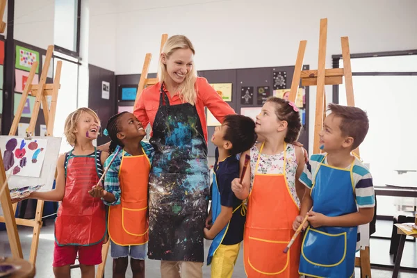 Tanár és birtoklás móka schoolkids — Stock Fotó