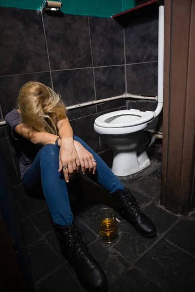 Женщина спит в туалете — стоковое фото