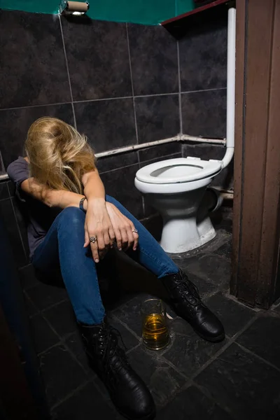 Mujer durmiendo en el baño — Foto de Stock