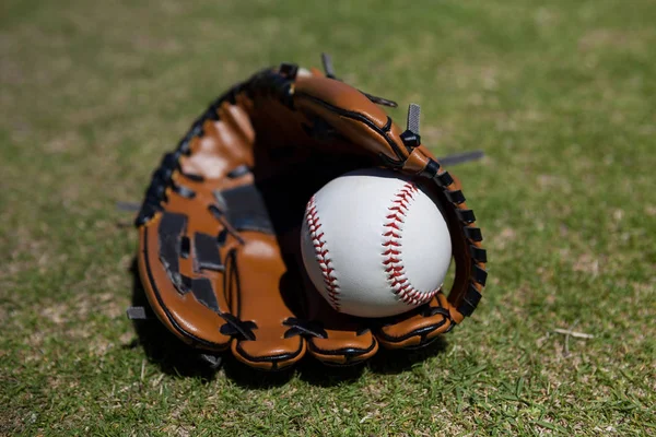 Baseball et gant sur le terrain — Photo