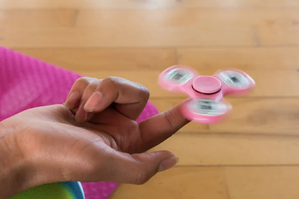 Meisje speelt met fidget spinner — Stockfoto