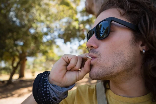 Man rokende onkruid in het park — Stockfoto