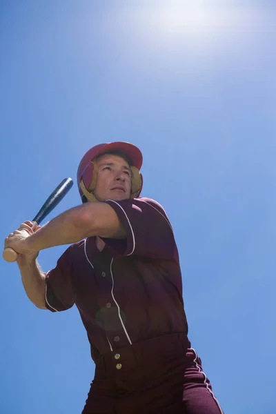 Игрок с бейсбольной битой — стоковое фото