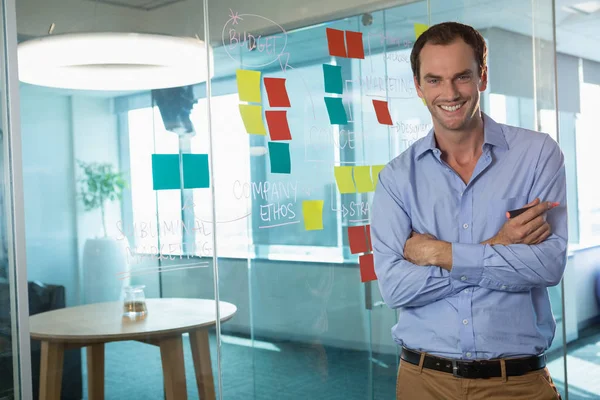 Male executive standing with arms crossed — Stock Photo, Image