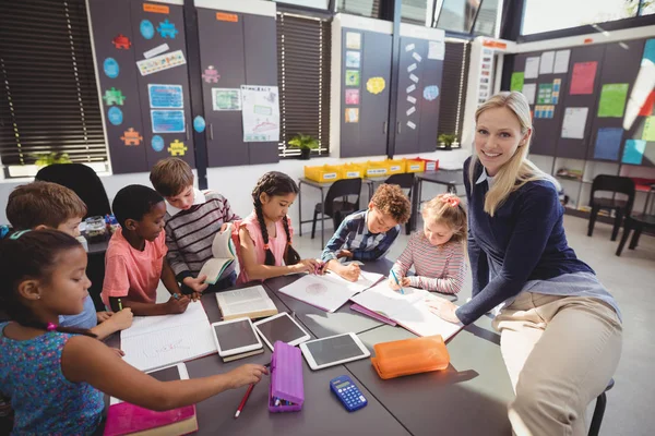 Leraar schoolmeisje helpen met haar huiswerk — Stockfoto