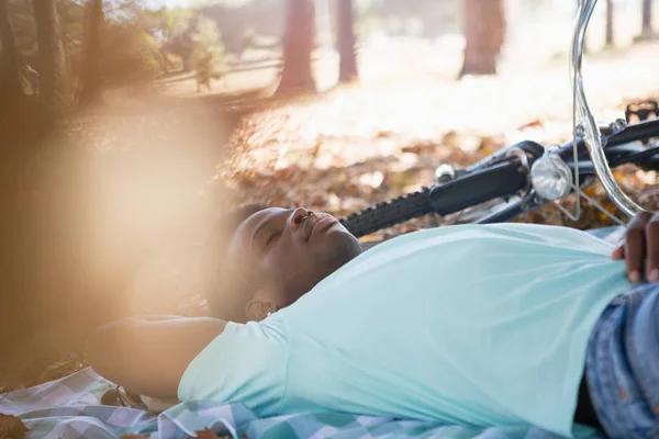 Hombre durmiendo en una manta de picnic — Foto de Stock