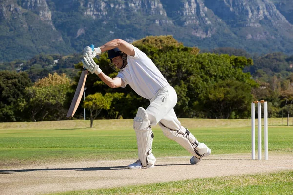 Cricketer playing on field — Stock Photo, Image