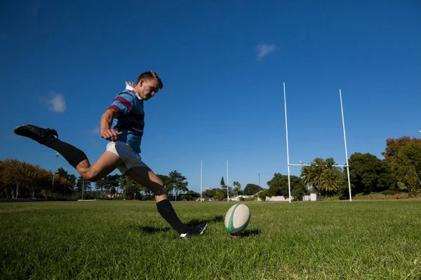 Jugador de rugby pateando pelota para gol — Foto de Stock