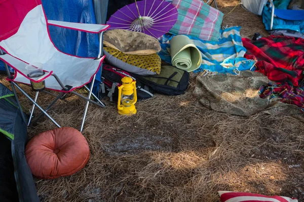 Camping vybavení v parku — Stock fotografie