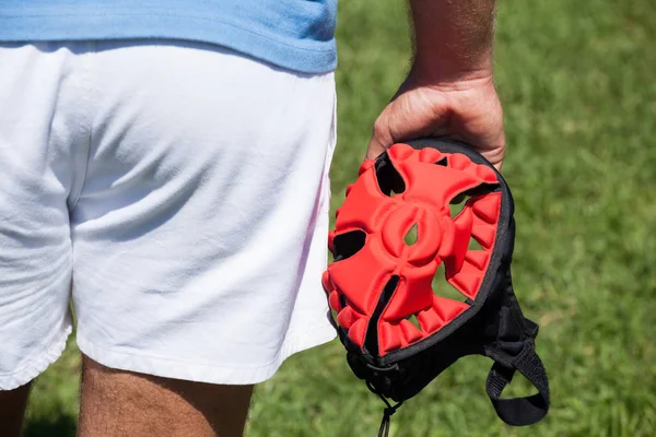 Spieler mit Helm steht auf dem Feld — Stockfoto