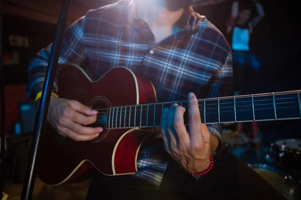Músico tocando guitarra en el escenario —  Fotos de Stock