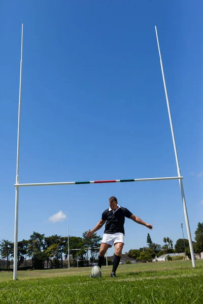 Jugador de rugby haciendo gol —  Fotos de Stock