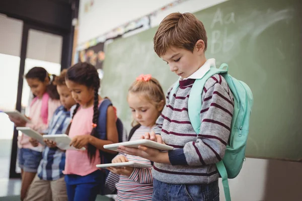 Attente schoolkinderen met behulp van de tablet in de klas — Stockfoto