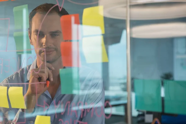 Mannelijke uitvoerend kijken glas bestuur — Stockfoto