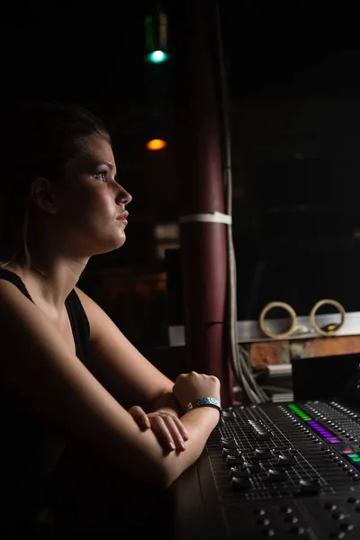 Engenheira de áudio feminina usando misturador de som — Fotografia de Stock