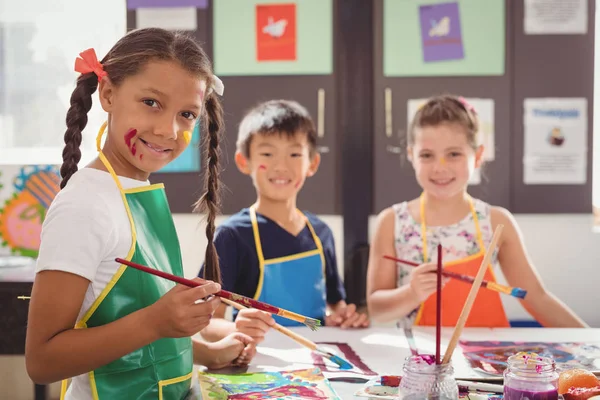 Mutlu schoolkids çizim pratik — Stok fotoğraf