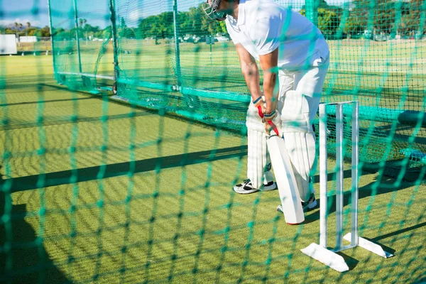 Homme jouant au cricket sur le terrain — Photo