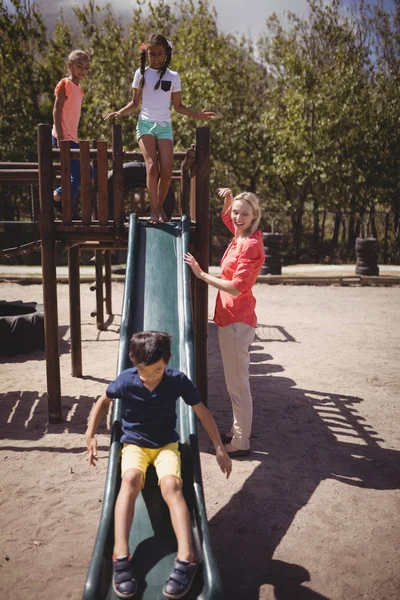 Tränare som medhjälpande schoolkids på bild — Stockfoto