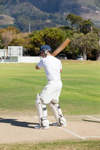 Slagmann som spiller cricket på banen – stockfoto