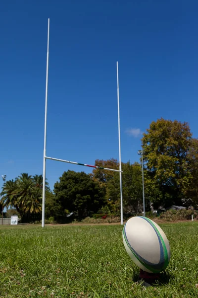 Bola de rugby e post no campo gramado — Fotografia de Stock