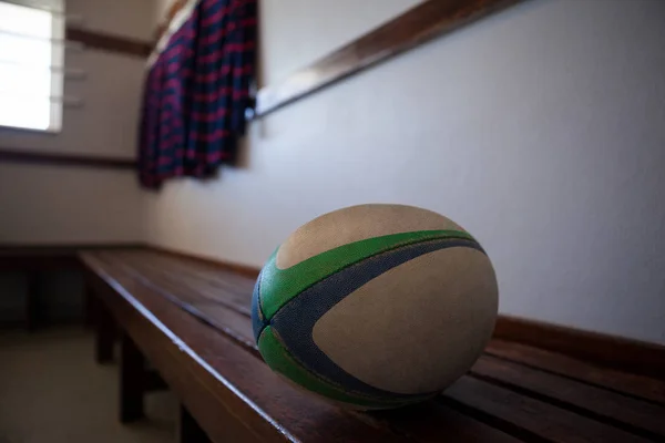 Rugby boll på bänk — Stockfoto