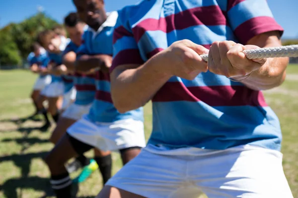 Jogadores de rugby jogando rebocador de guerra — Fotografia de Stock