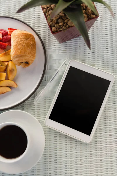 Comprimido digital pelo café da manhã e planta em vaso — Fotografia de Stock