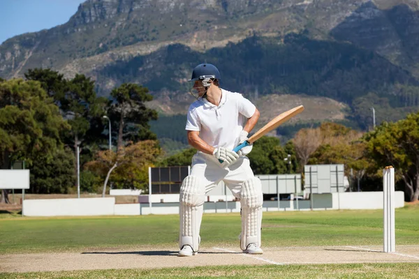 Batsman jugando cricket en el campo — Foto de Stock
