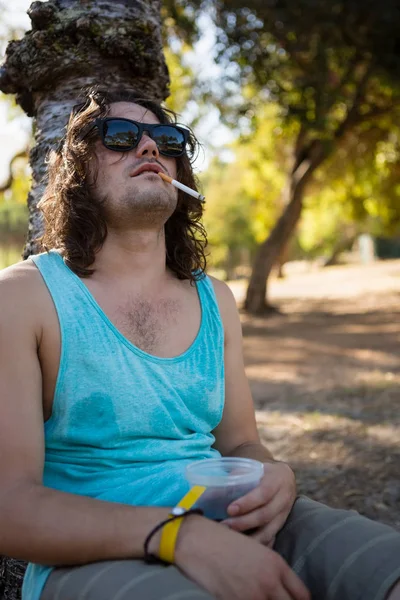 Man rookt sigaret in het park — Stockfoto