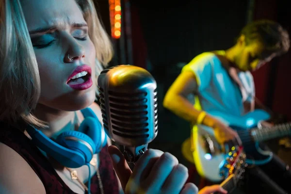 Singer singing on vintage microphone — Stock Photo, Image