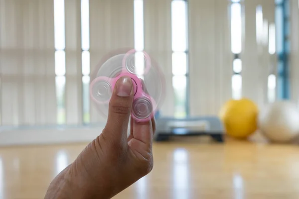 Meisje speelt met fidget spinner — Stockfoto