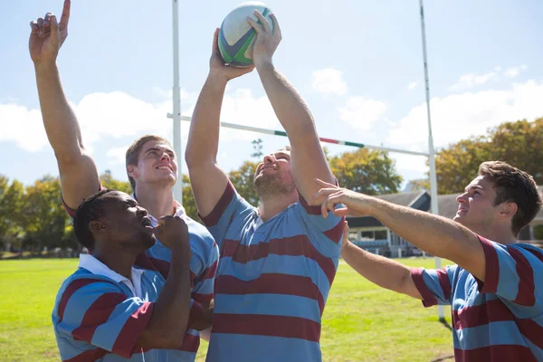 Equipo de rugby disfrutando de la victoria —  Fotos de Stock