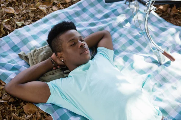 Man sleeping on a picnic blanket — Stock Photo, Image