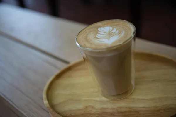 Cappuccino servido en la mesa del restaurante — Foto de Stock