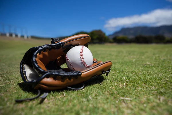 Baseball et gant sur terrain herbeux — Photo