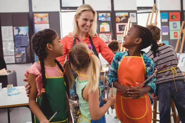 Professor interagindo com os alunos na aula de desenho — Fotografia de Stock